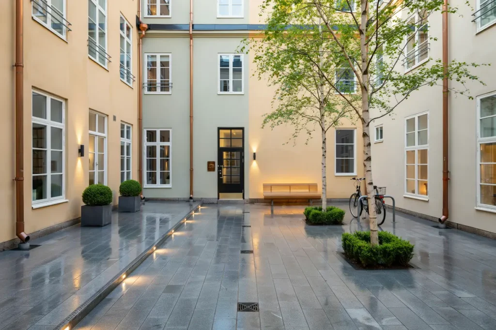 innerg rdsrenovering med marksten dr nering och belysning i s dermalm